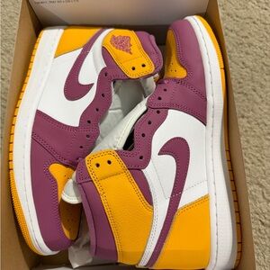 Air Jordan 1 Retro High OG University Gold Bordeaux Men’s 9 New 555088-706